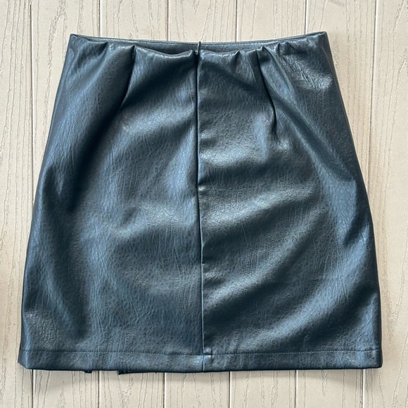BLACK PLEATHER SLIT LEG MINI SKIRT SIZE 00 - Picture 2 of 4